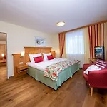 Voetter's In - Including Summer Card Hotel